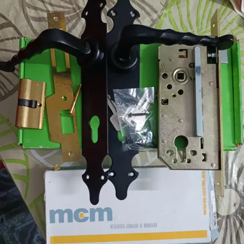 Yale _ cerradura estilo colonial con manijas metálicas color negro's photo #1