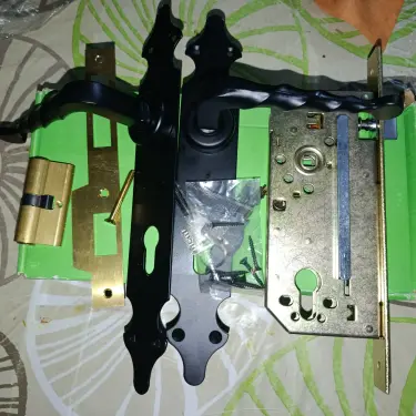 Yale _ cerradura estilo colonial con manijas metálicas color negro's photo #1