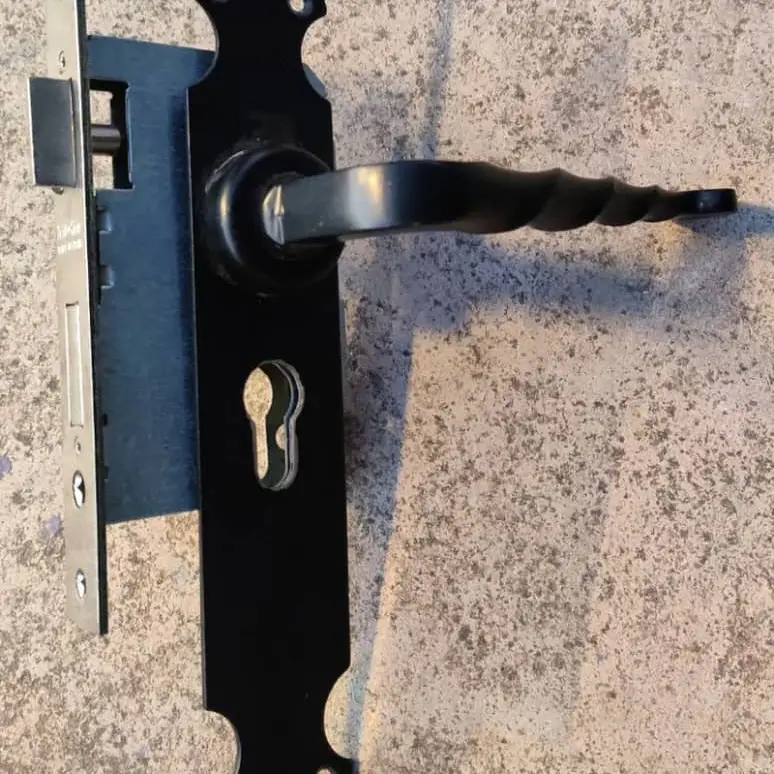 Yale _ cerradura estilo colonial con manijas metálicas color negro's photo #2